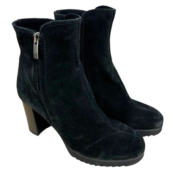 La Canadienne NWOB Myranda Suede Bootie Black Size 7.5M Side Zip Rubber Heel - Picture 1 of 8